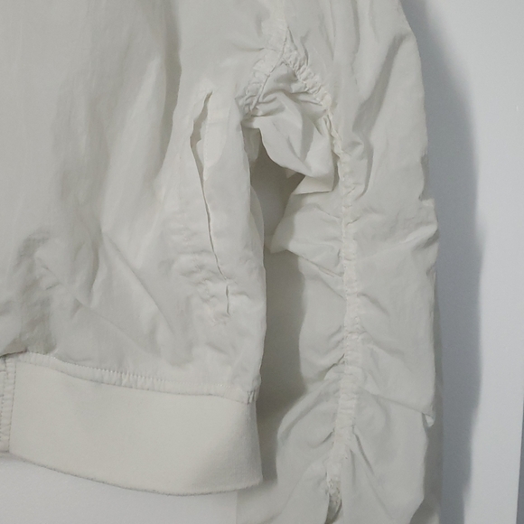 White windbreaker - Picture 2 of 9